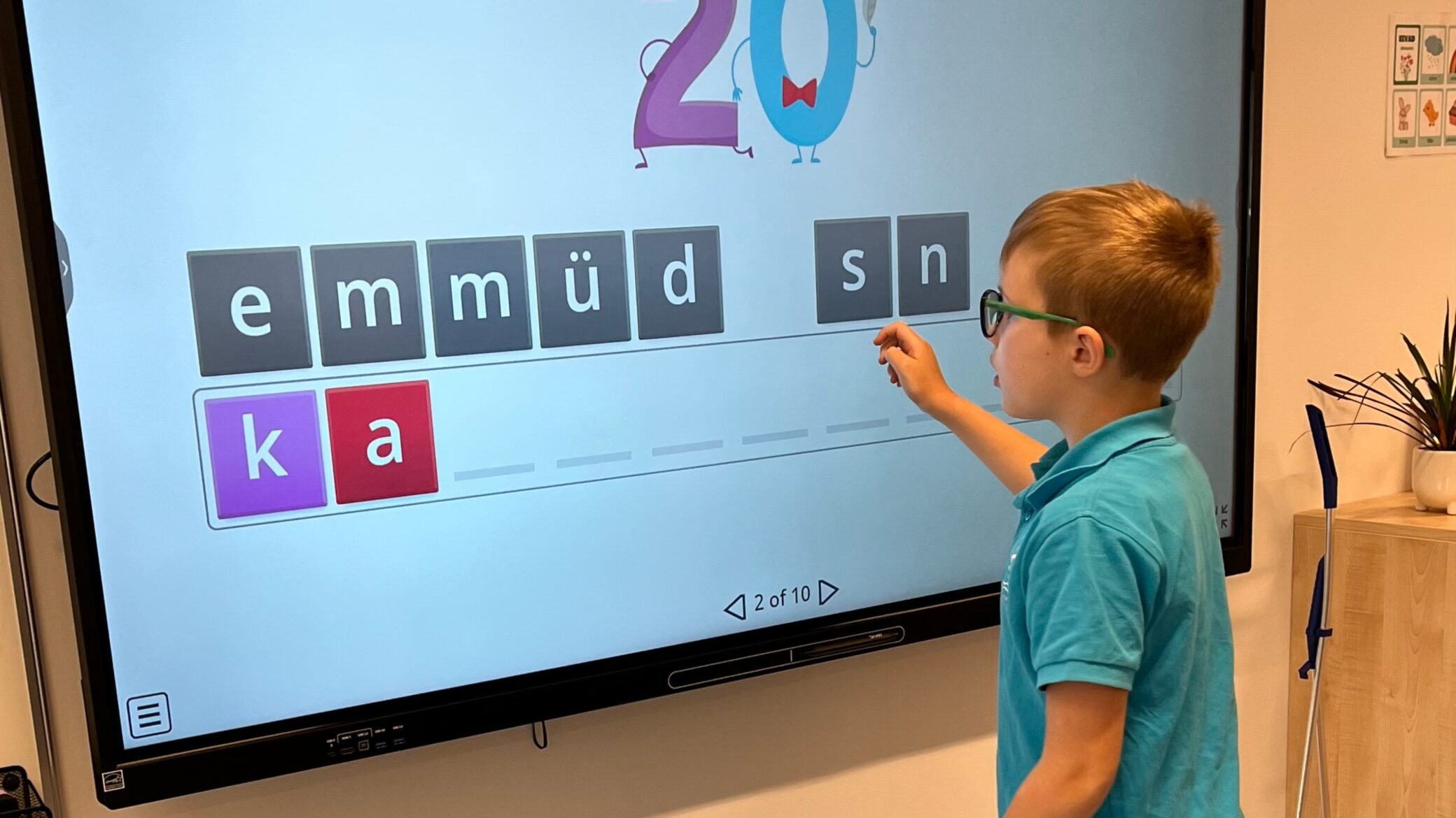 Eestikeelsele õppele üleminek. Õpilane kasutamas digivahendeid keeleõppes. Tallinna Õpetajate Maja